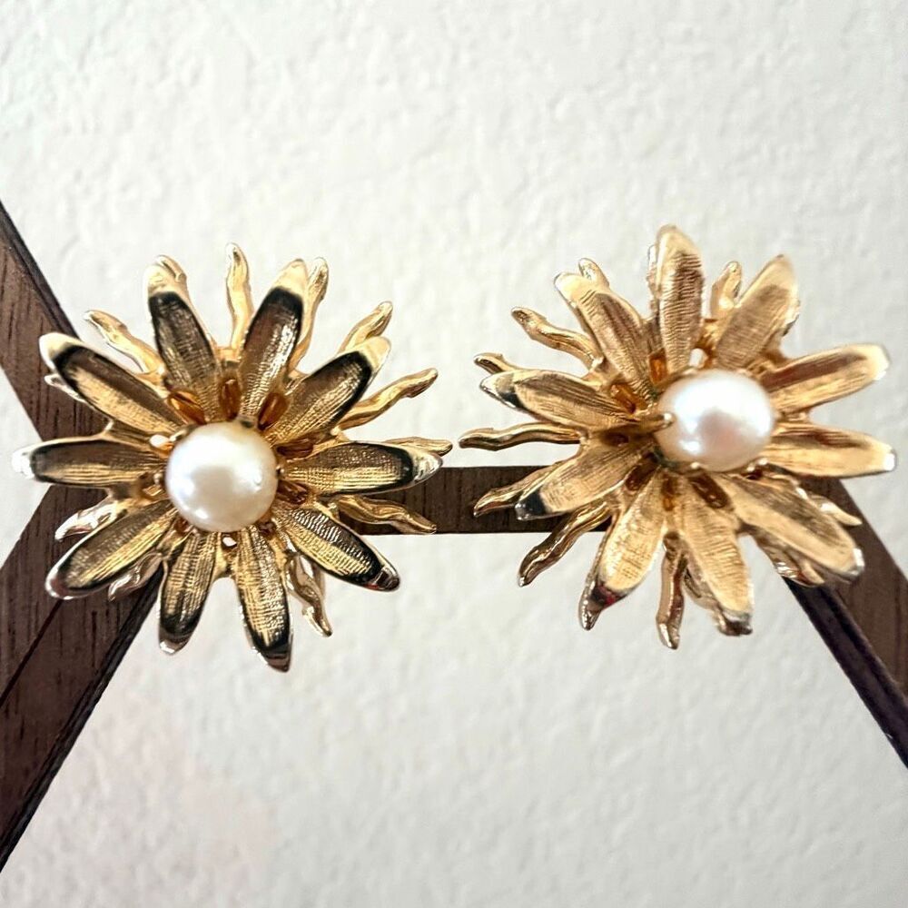Vintage Gold Tone Pearl Daisy Flower Clip On Earrings